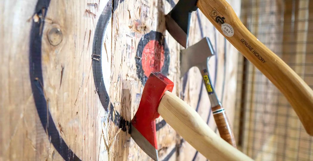 斧投げバーTHE AXE THROWING BARのオリジナル電子マネー「AXE Pay」の事例を掲載しました のコラムの記事のカバー画像 